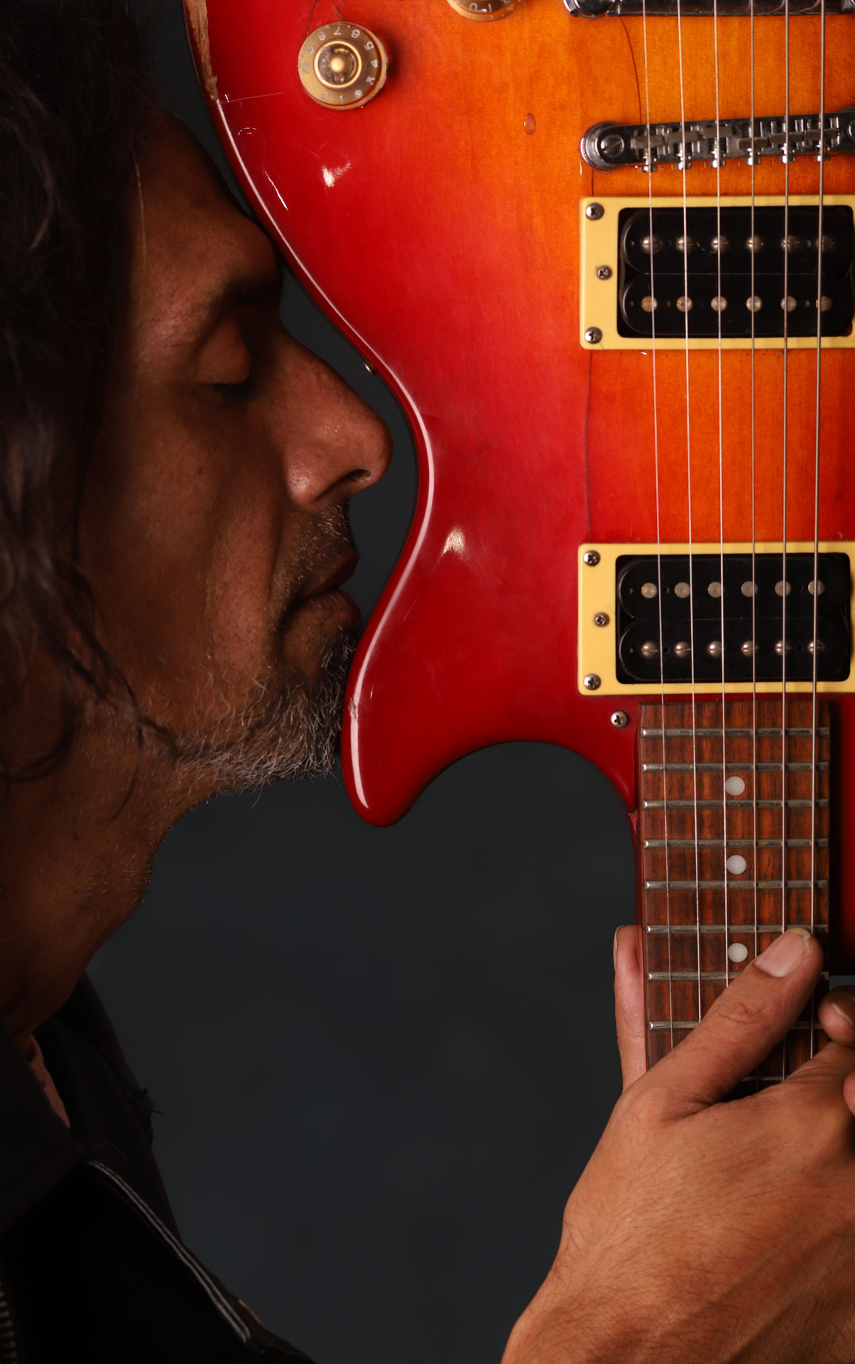 Mario Magno abrazando su guitarra roja