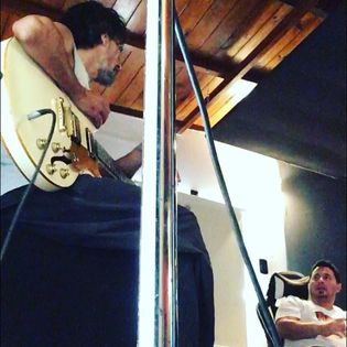 Mario Magno grabando guitarra con Sebastián Perkal en el estudio