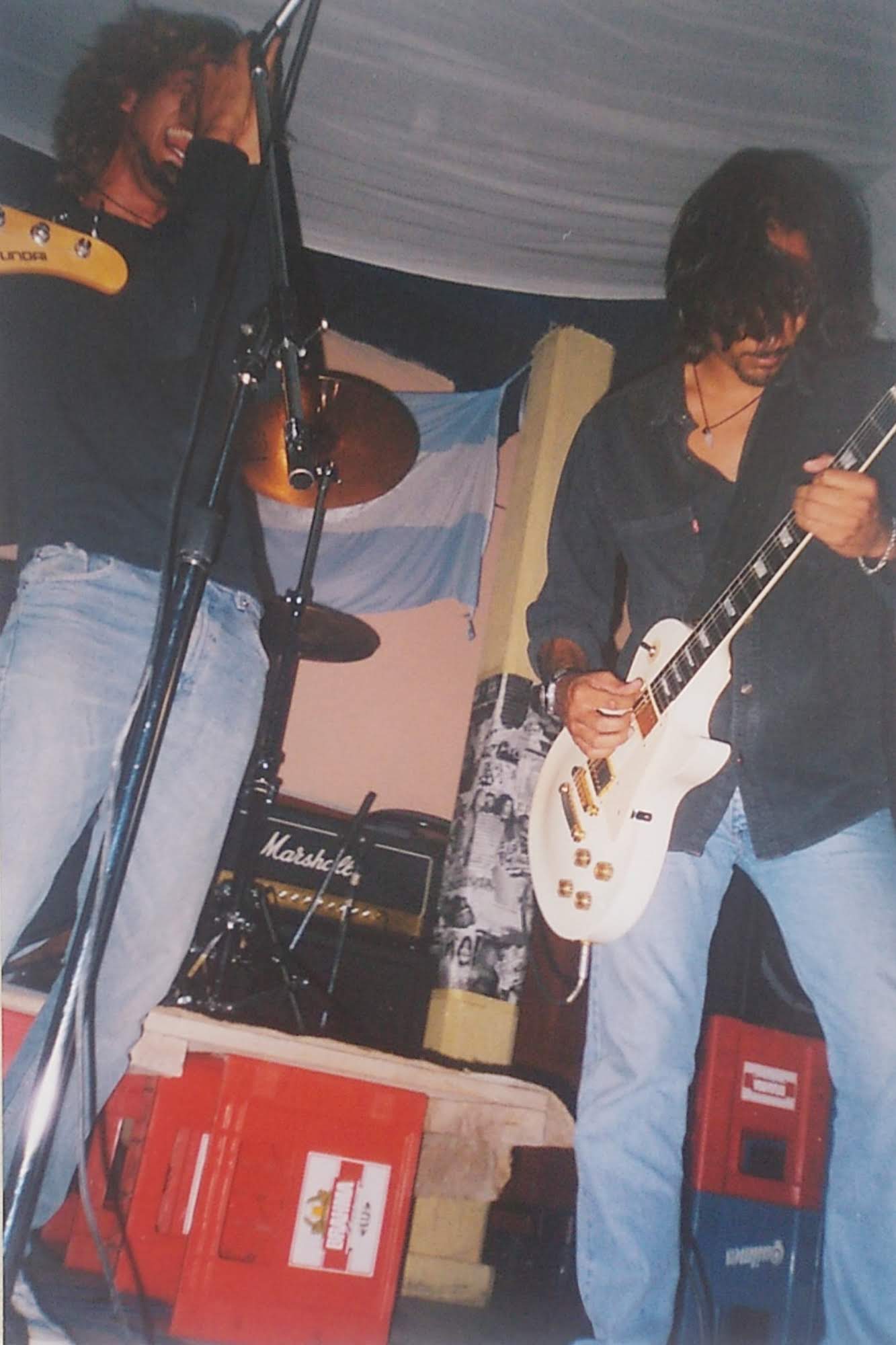 Mario Magno tocando con Aladelta en una fotografía de archivo